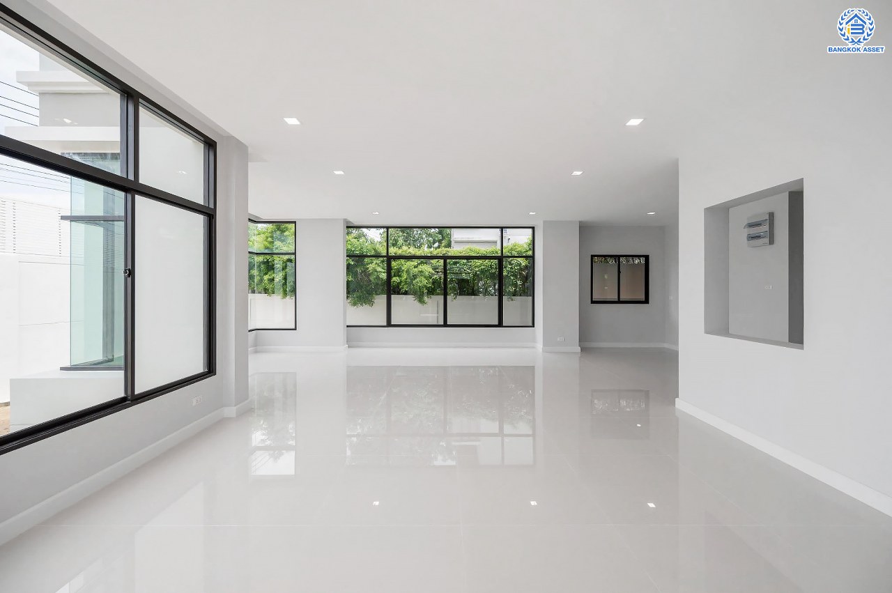 คฤหาสน์สุดหรู ดีไซน์สุด Luxury ติดถนนบรมราชชนนี โครงการ เดอะแกรนด์ ปิ่นเกล้า หลังมุม บนเนื้อที่ถึง 111.6 ตร.ว. ฟังก์ชัน 4 ห้องนอน 5 ห้องน้ำ 1 ห้องแม่บ้าน จอดรถได้ 2 คัน พร้อมบรรยากาศ Private บนทำเลเชื่อมต่อหลายเส้นทาง อาทิถนนบรมราชชนนี, ถนนพุทธมณฑลสาย3 ใกล้เซ็นทรัล ปิ่นเกล้า, ม.มหิดล และทางคู่ขนานลอยฟ้าบรมราชชนนี...